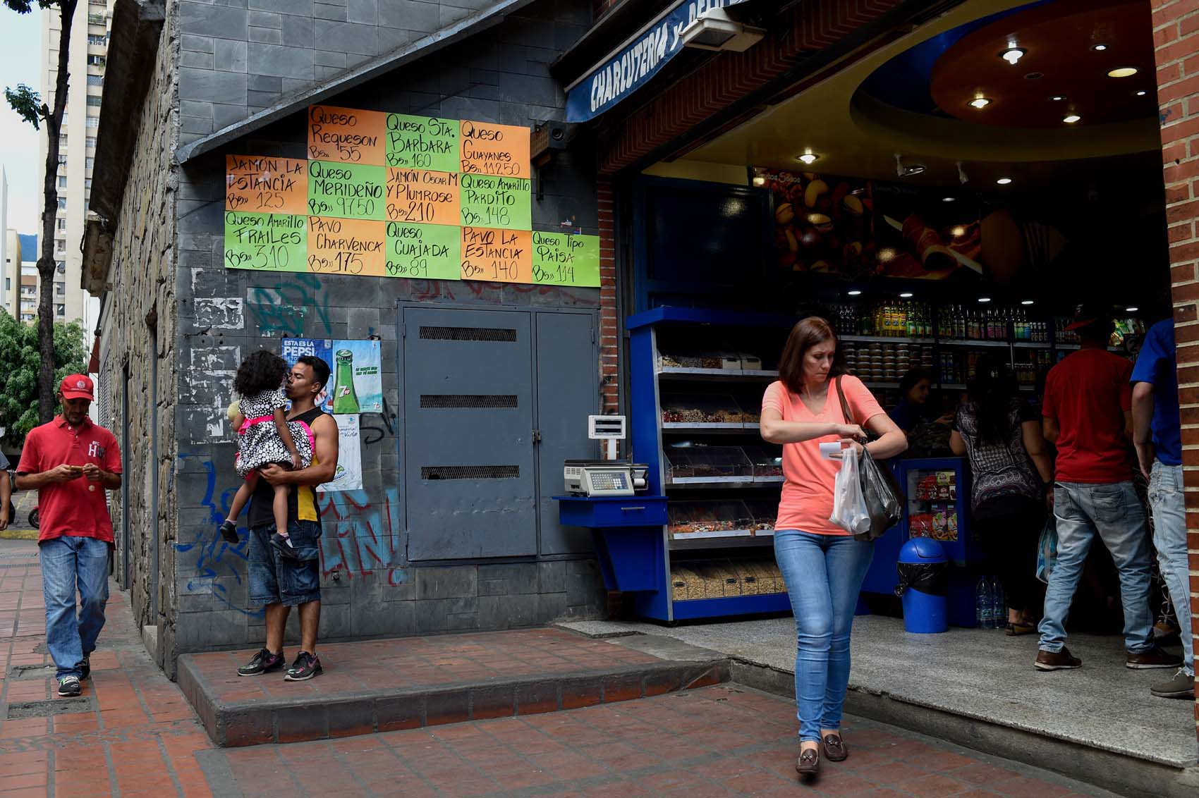 Los 9 dólares extras que mantienen a los venezolanos en la miseria
