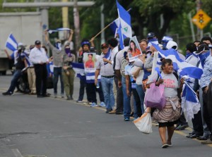 Manifestantes hacen cadena humana para pedir libertad de presos políticos en Nicaragua (Fotos)