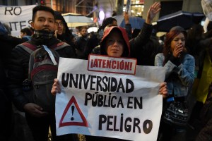 Multitudinario mitin en defensa de la universidad pública en Argentina
