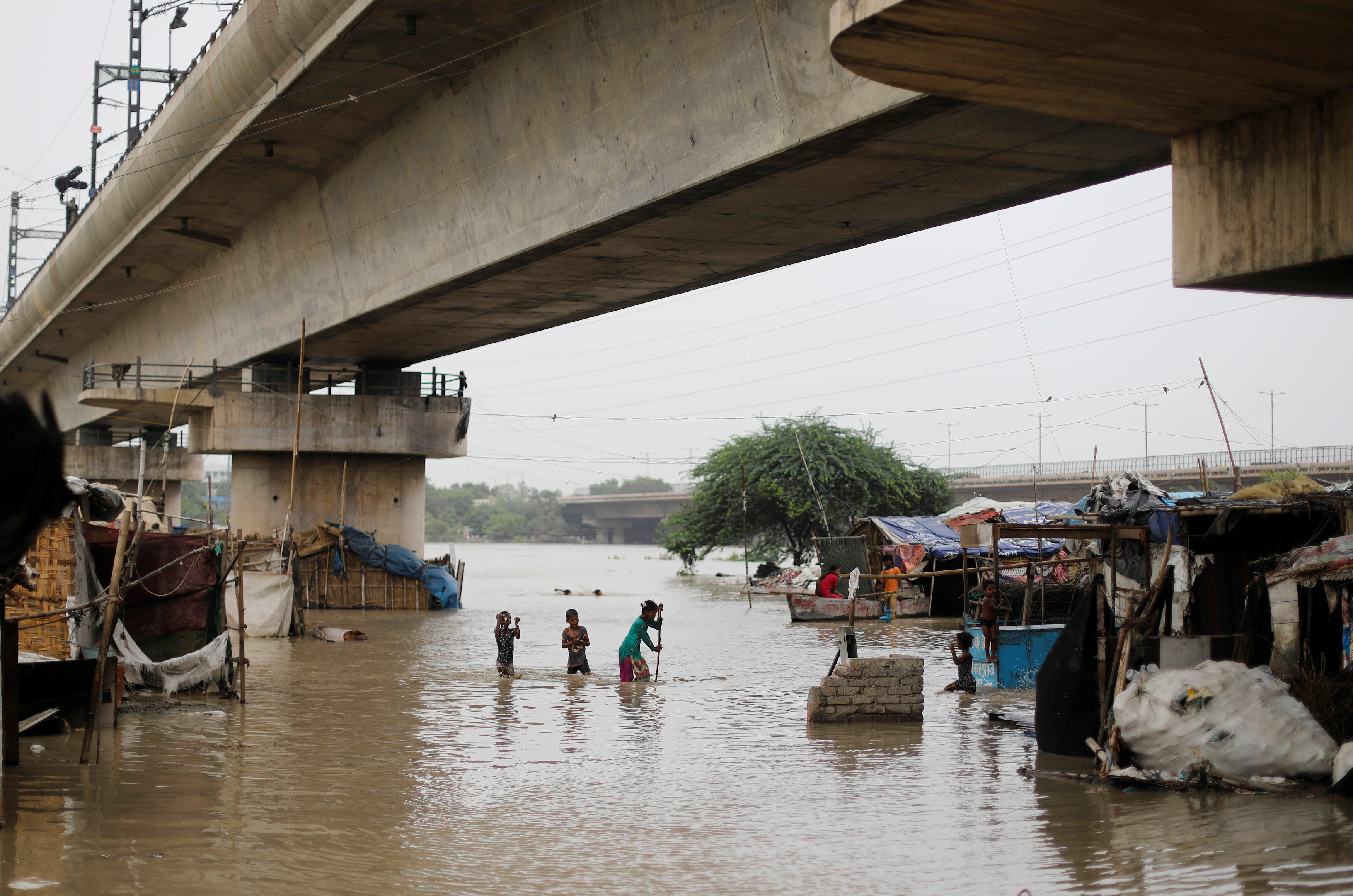 Aumentan a 150 los muertos por lluvias en el norte de la India