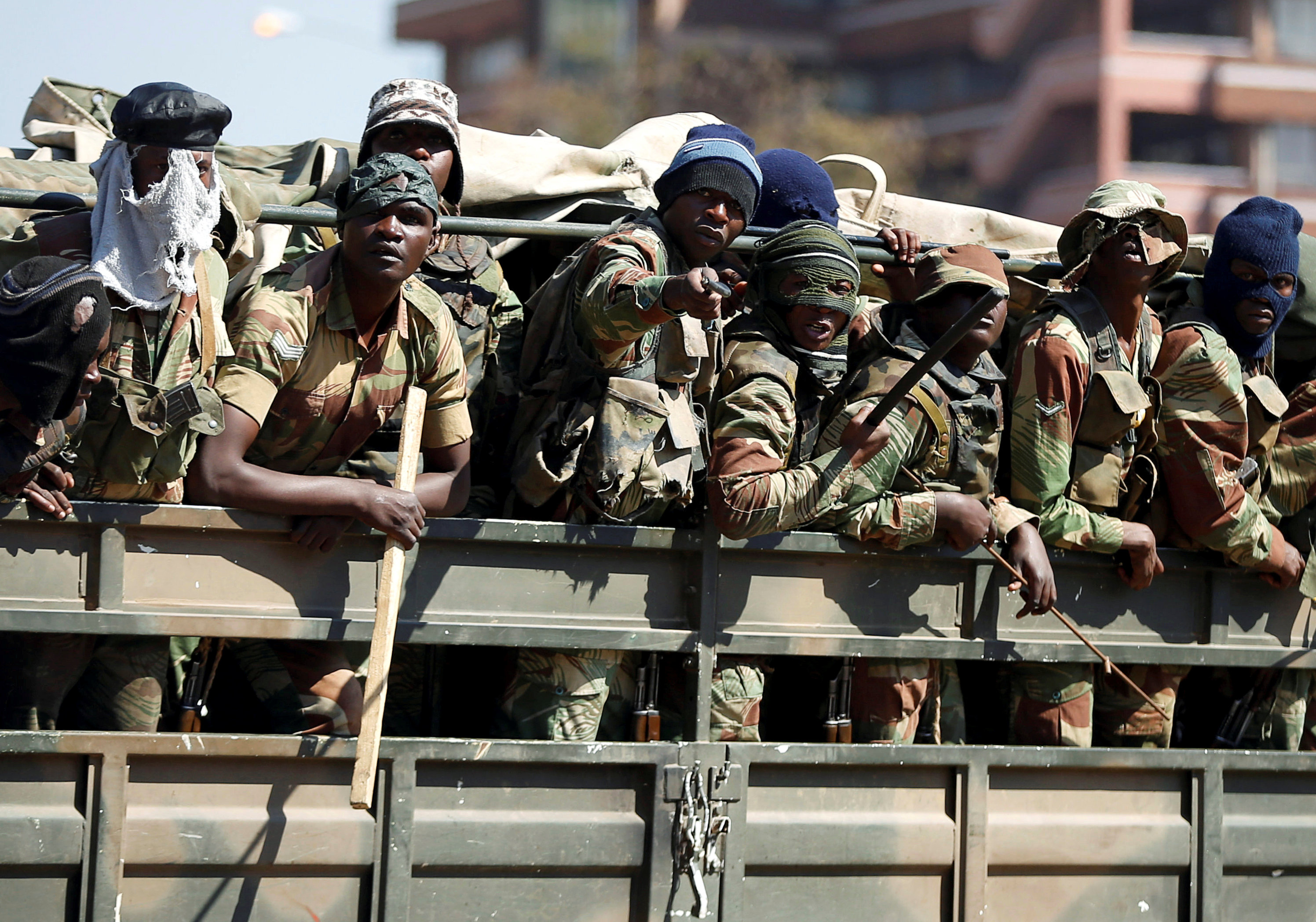 El presidente de Zimbabue pide calma mientras el ejército sale a las calles