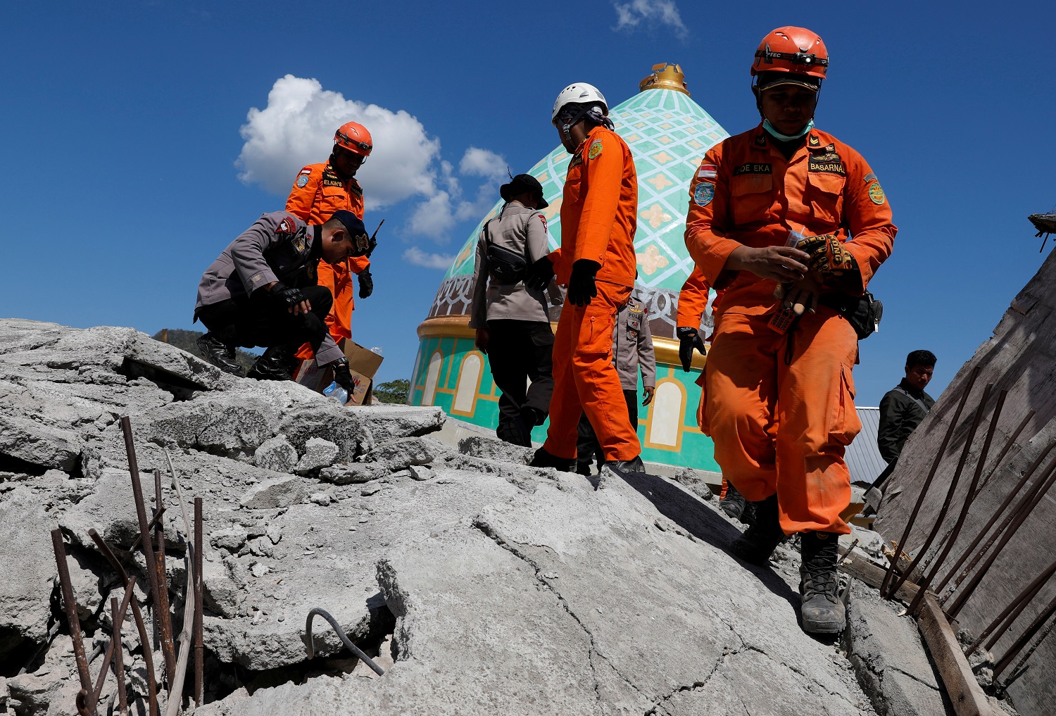Sube a 131 el balance de muertos por el terremoto en Indonesia