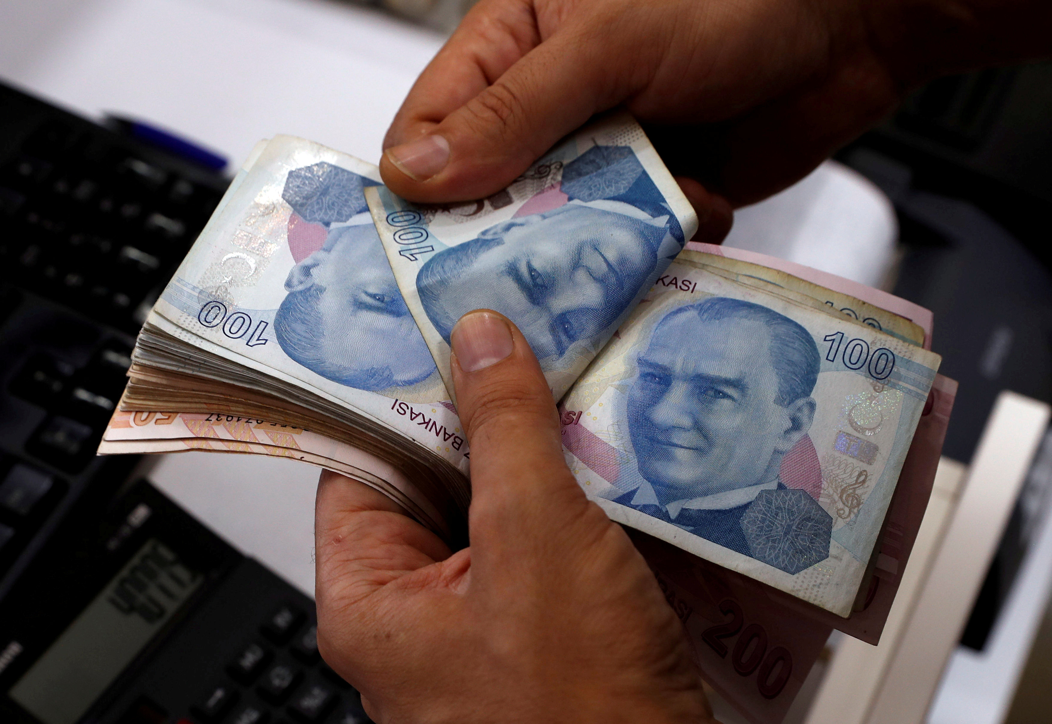 La lira turca toca nuevo mínimo histórico frente al dólar