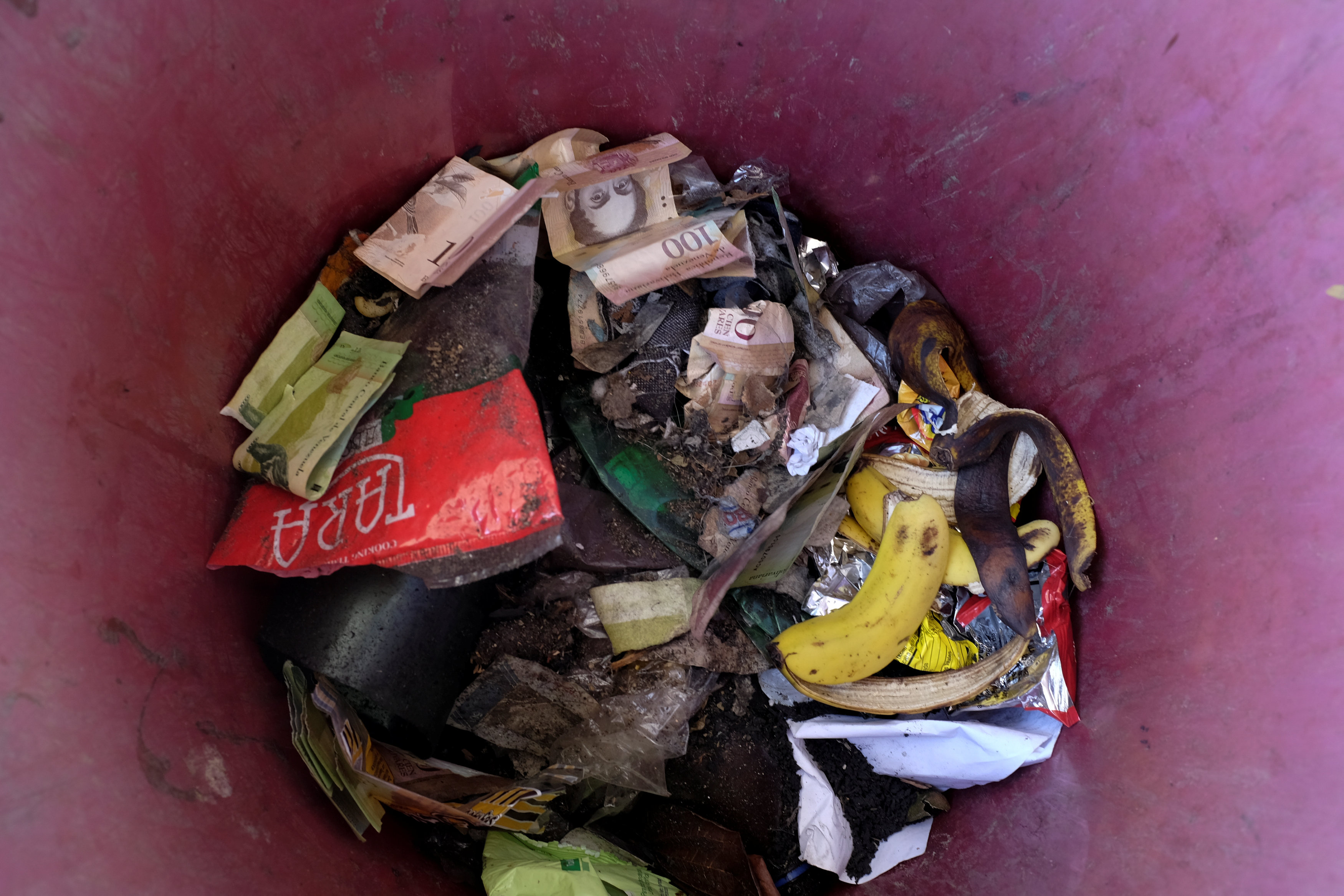 El billete de 100 bolívares que se negaba a morir, logra su eterno descanso… en la basura (Fotos)