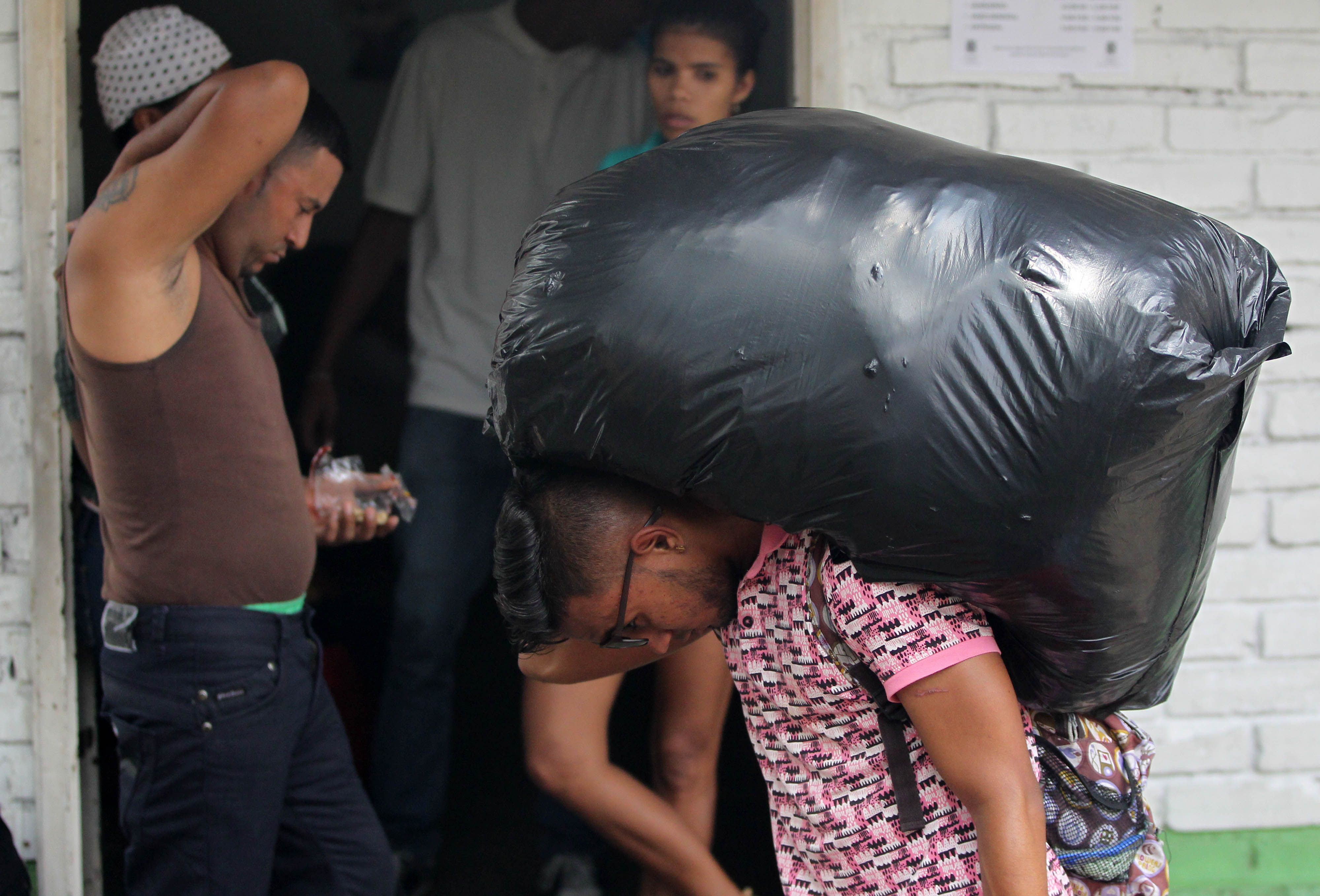 Unos 260 venezolanos salen de albergue en Cali por problemas sanitarios