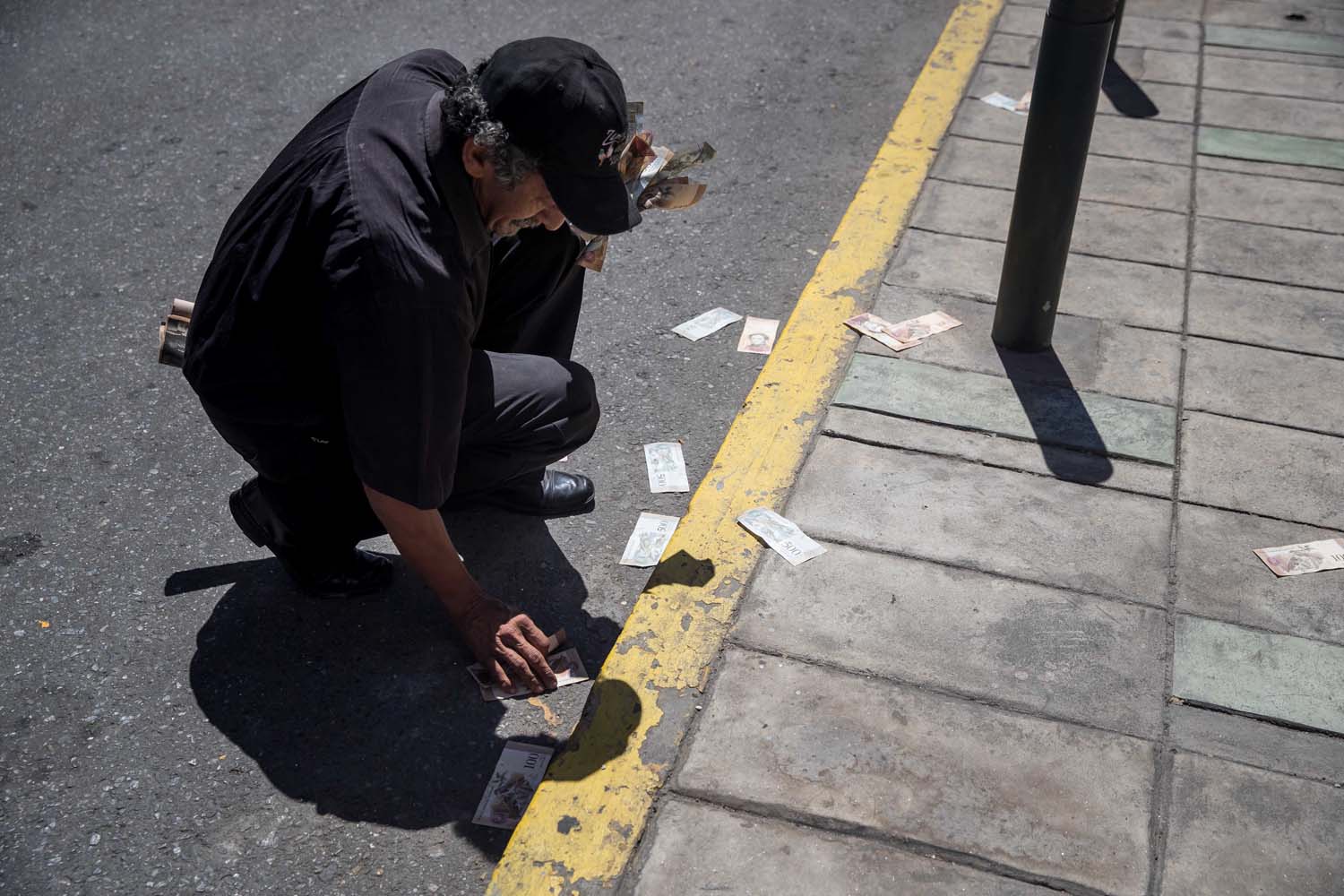 Medidas del #Madurazo van en direcciones opuestas, dicen expertos