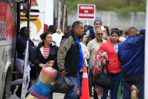 Drama y esperanza para venezolanos en puesto fronterizo de Ecuador con Perú