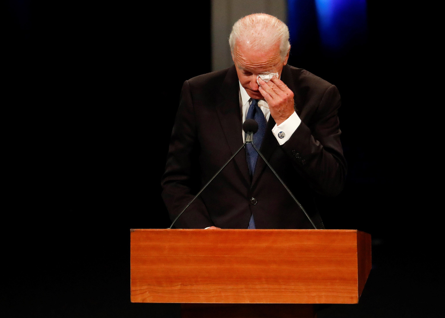 Joe Biden no pudo contener las lagrimas durante honores a John McCain