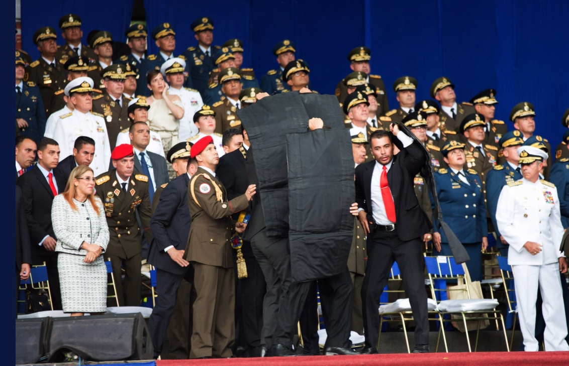 LAS FOTOS: Momento en que solo resguardan a Maduro tras explosión en la Bolívar