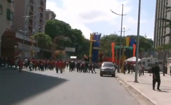 ¡Pelada! Así está la tarima roja rojita en la avenida México #6Ago (foto y video)