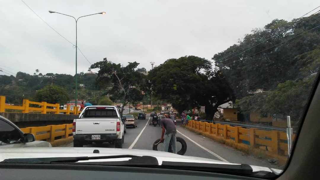 Vecinos de Iribarren en Lara trancan puente por falta de gas #3Ago