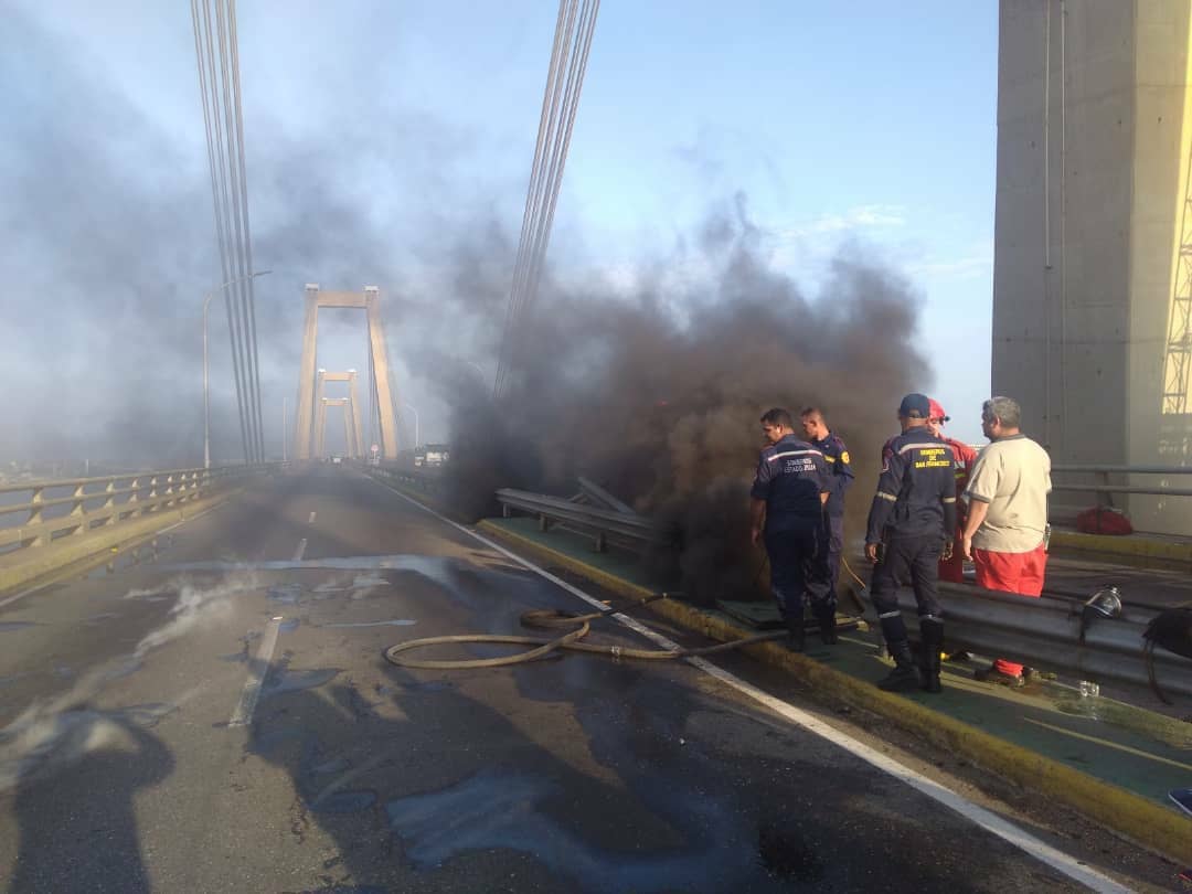 Incendio en el puente sobre el Lago de Maracaibo derrite el asfalto #10Ago (Fotos)