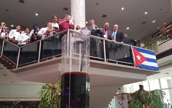 Cantineros elaboran el cóctel de cuba libre más grande del mundo