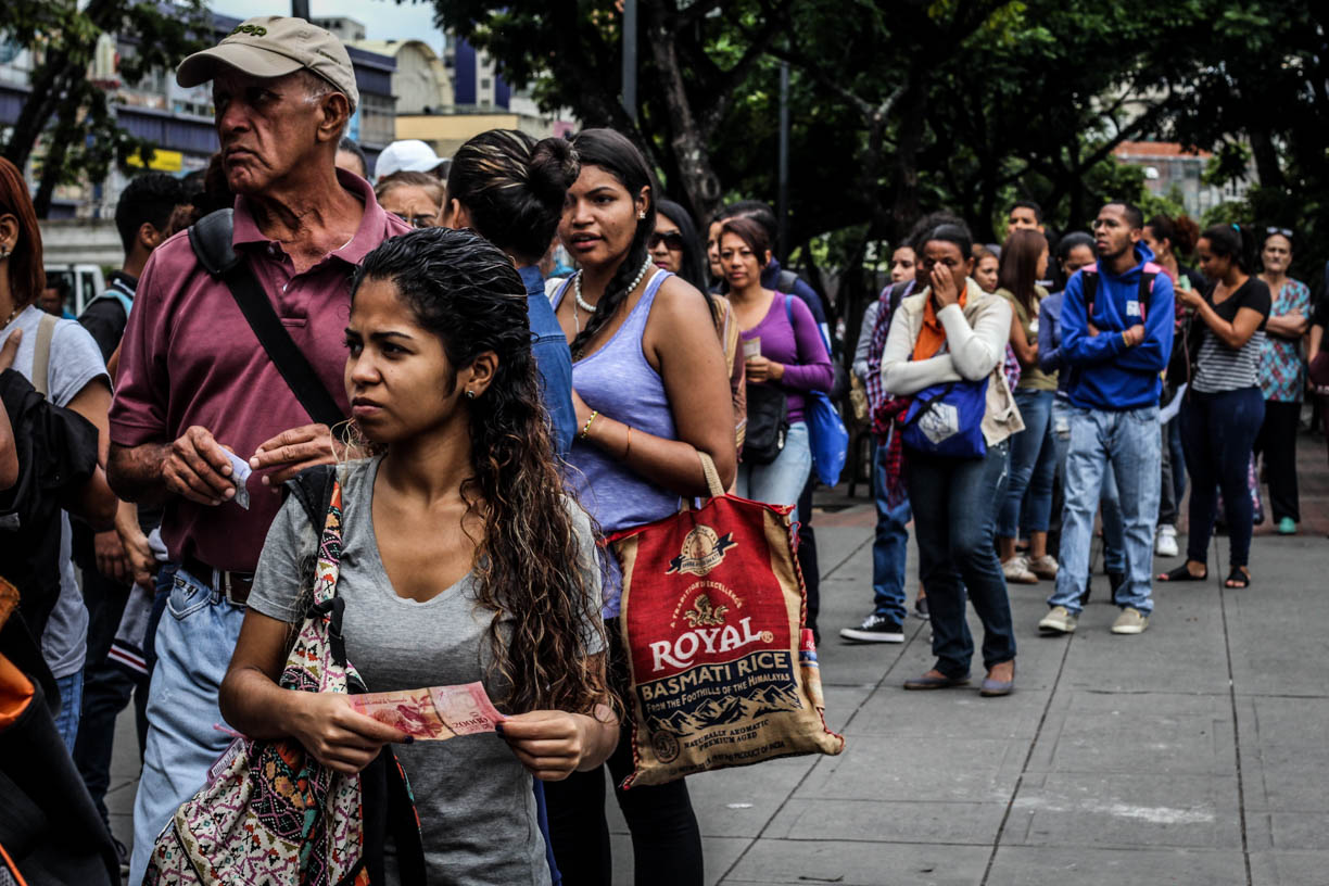 Caraqueños hacen largas colas en paradas por falta de transporte público (fotos)