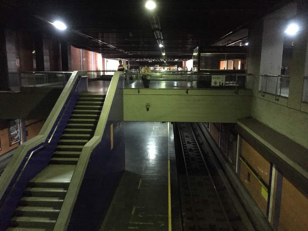 Metro de Caracas deja de prestar servicio por nuevo apagón #25Mar