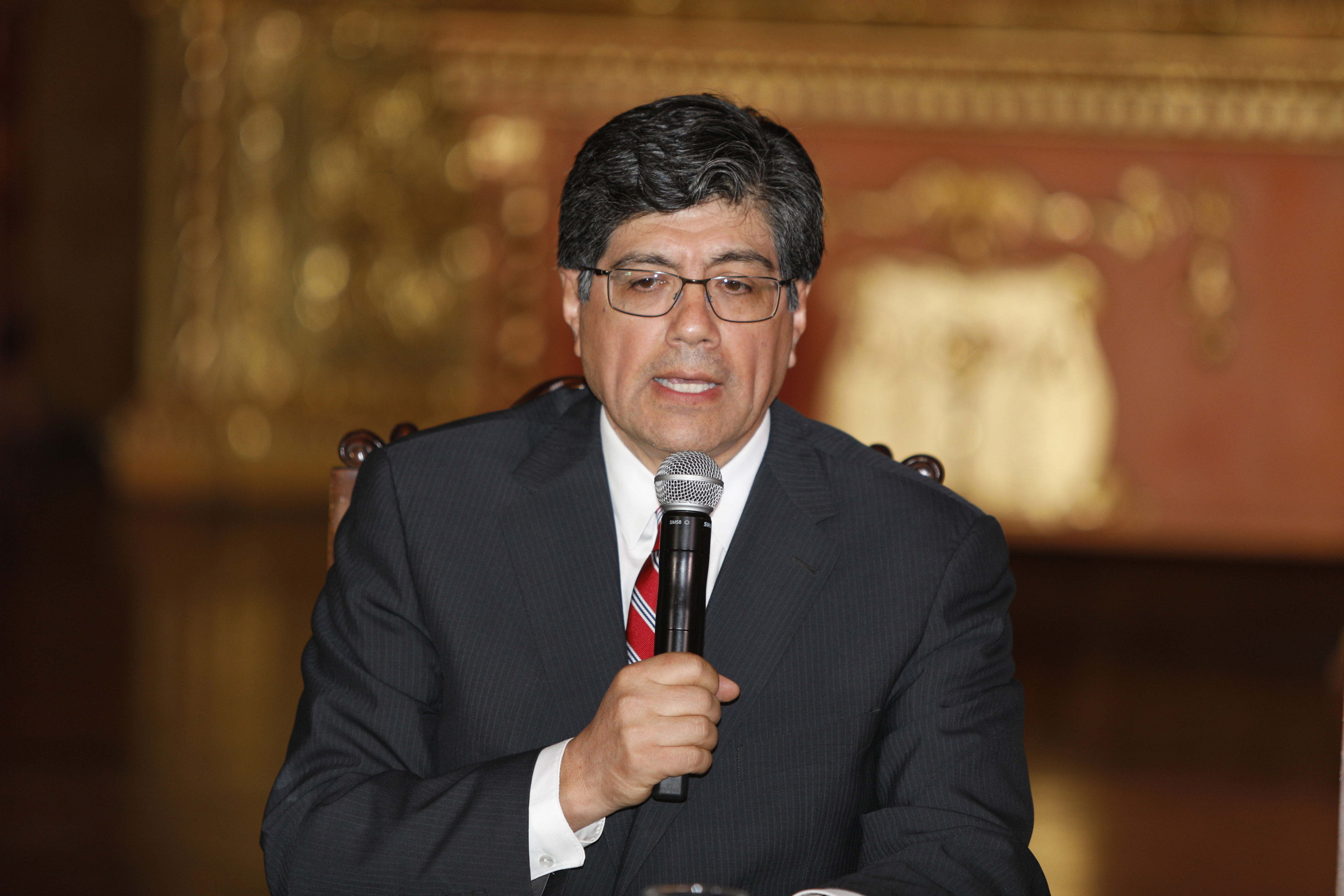 Ecuador insistirá en transición pacífica con Guaidó