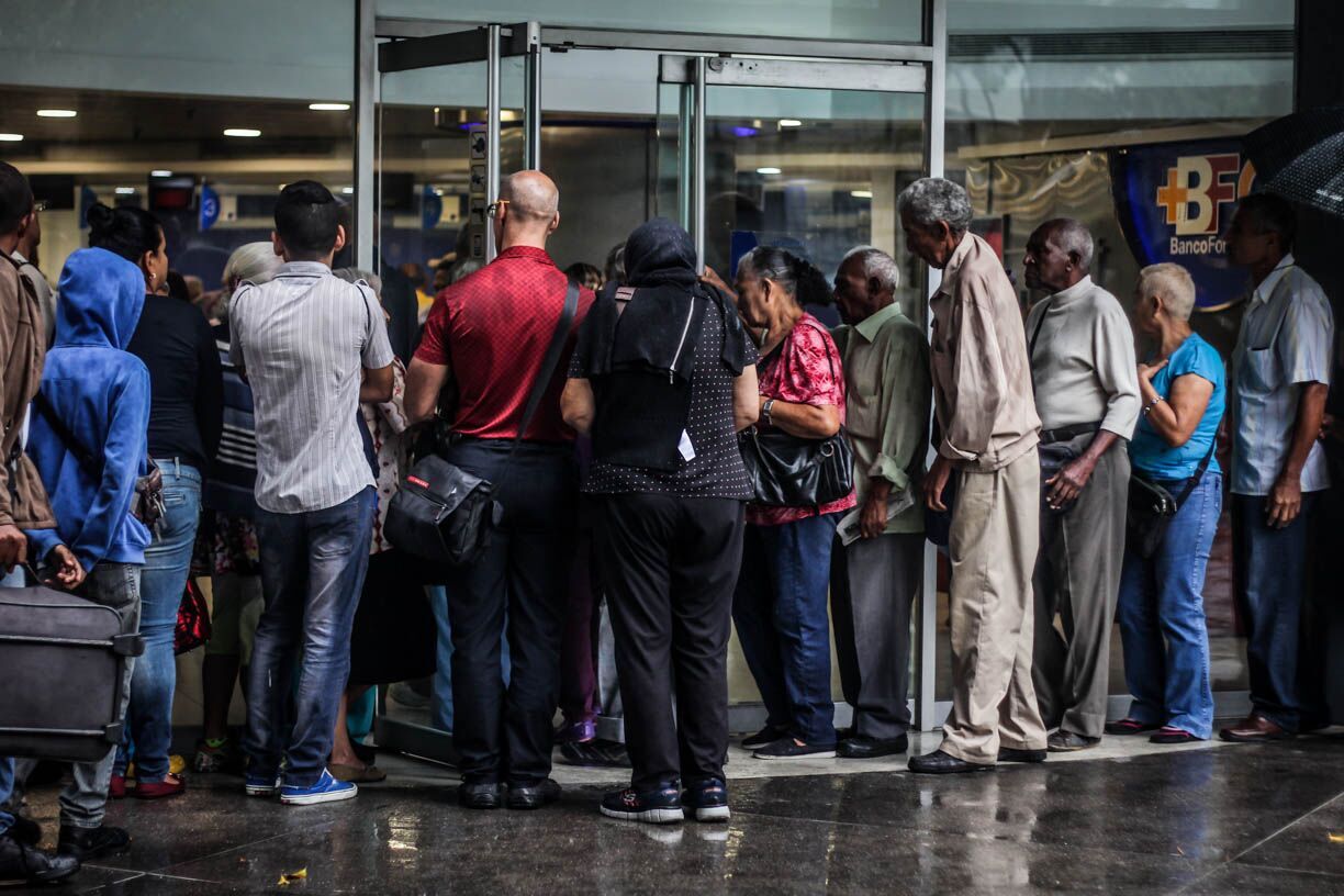 La entrada en vigor del paquetazo de Maduro deja sin dinero a los venezolanos