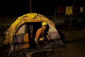 Brasileños expulsan a venezolanos de Pacaraima y queman sus campamentos (fotos y videos)