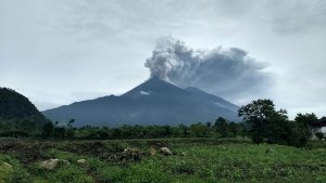 Las lluvias provocan desprendimiento de lahar en volcán de Fuego de Guatemala