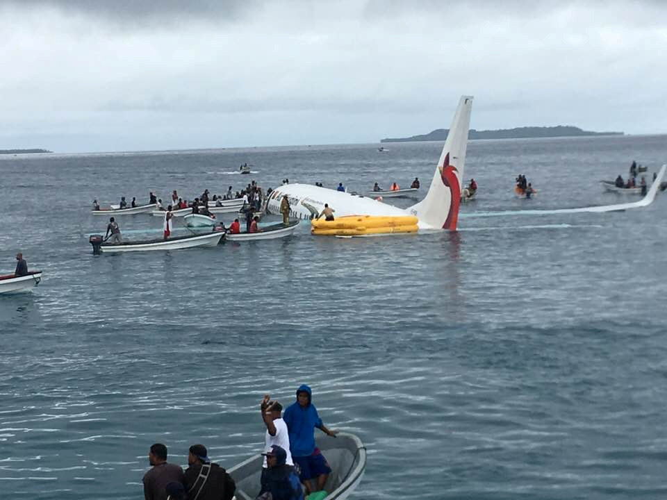 Un avión de pasajeros se hunde en una laguna tras salirse de la pista de aterrizaje en Micronesia (FOTOS)