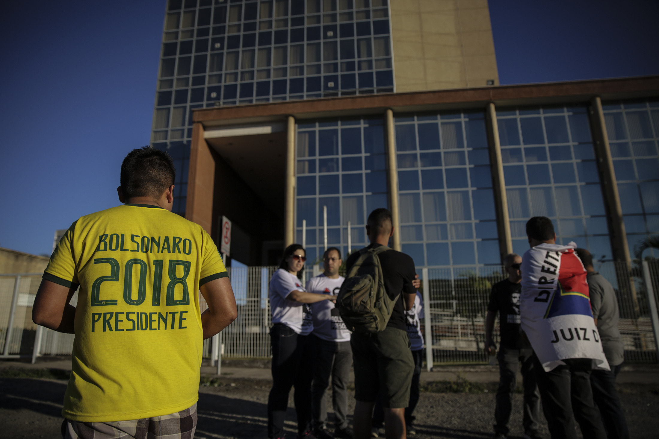 Ataque a Bolsonaro y veto a Lula radicalizan las elecciones en Brasil