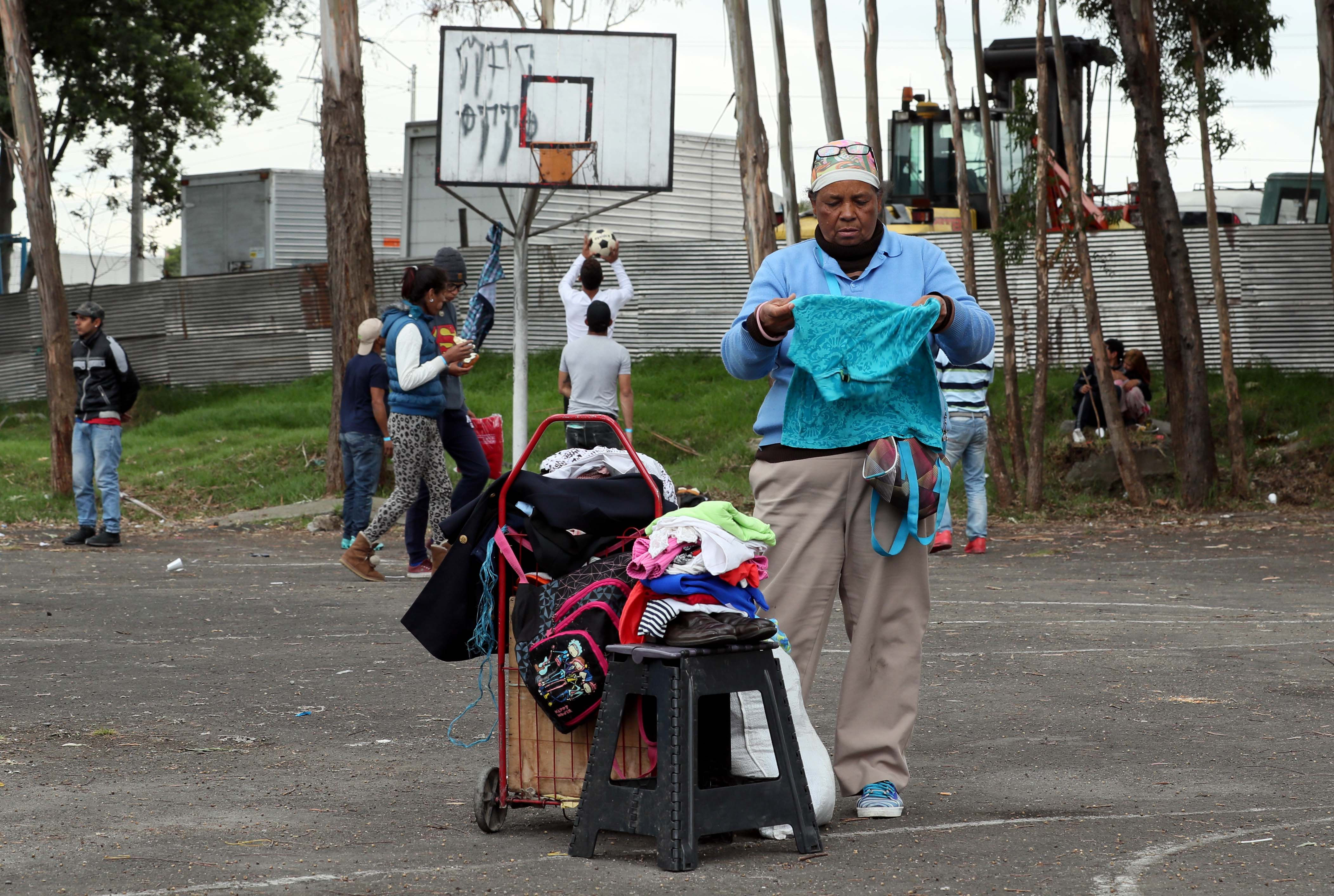 Grupo de migrantes venezolanos abandona campamento en Bogotá y sigue camino a Ecuador o Perú