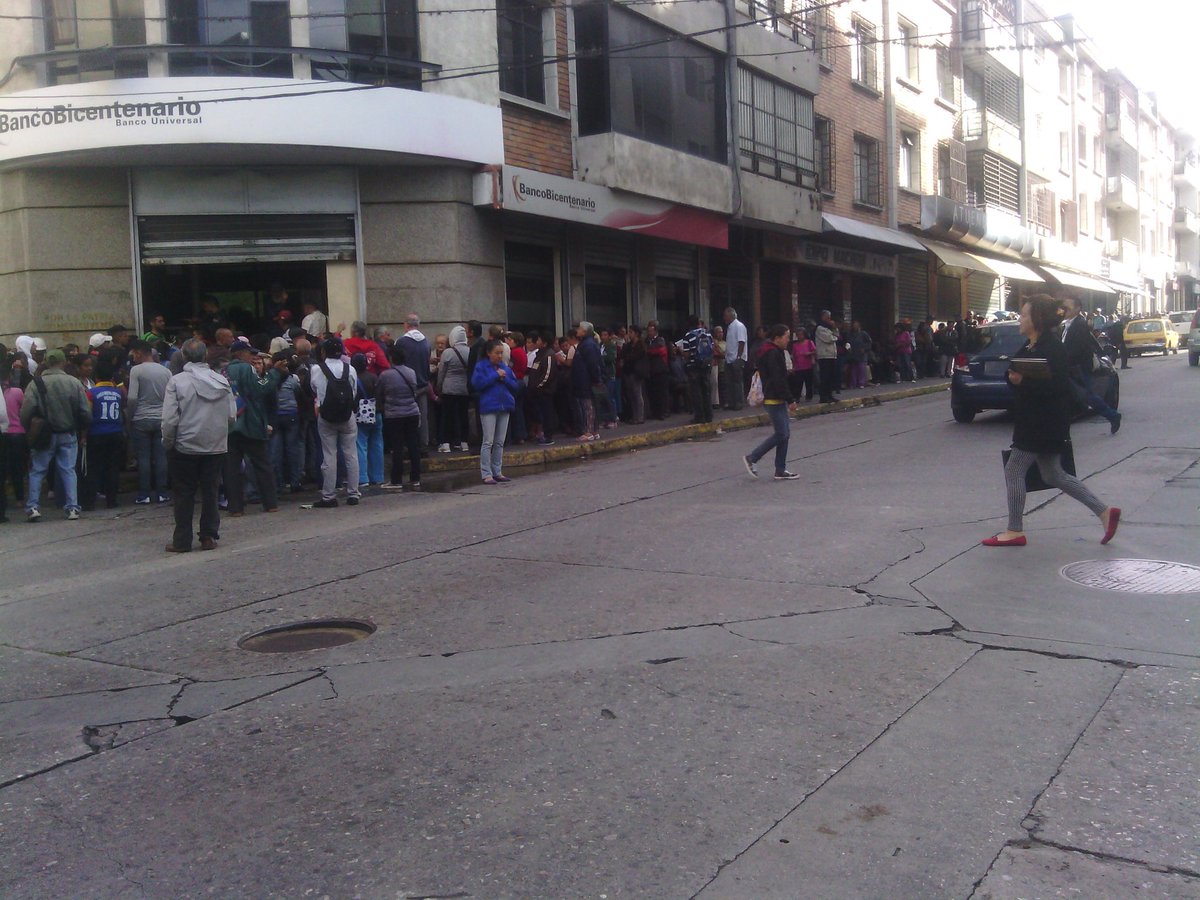 Esto es inhumano: Abuelos hacen cola desde el domingo frente a los bancos en Mérida #3Sep