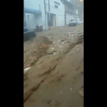 Fuertes corrientes de agua con desechos sólidos causa terror en Vargas este #25Sep (Video)