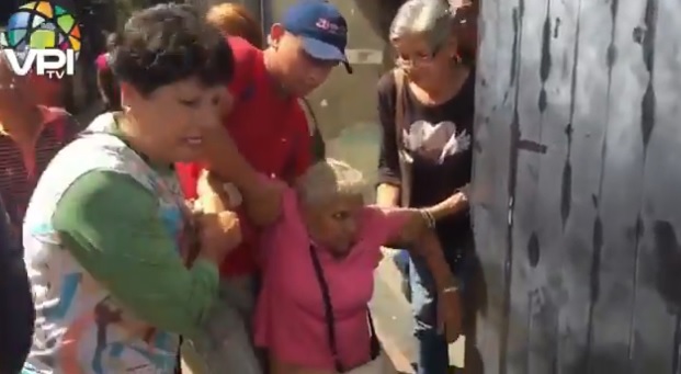 ¡Desgarrador! Pensionada se desmayó en la cola para cobrar en el banco #14Sep (video)