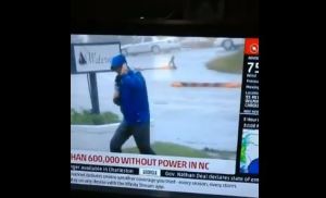 Viral: Ridiculizan a presentador estadounidense que “lucha con el viento” mientras cubre el huracán Florence (Video)