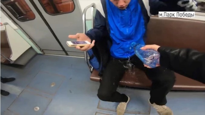 ¡Cojan dato! Una mujer vierte cloro a los hombres que se sientan con las piernas abiertas en el Metro (Fotos)