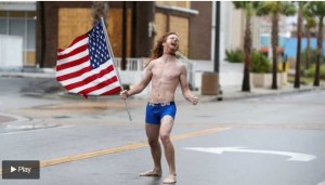 Quién es el extraño hombre que desafía semidesnudo a los huracanes en Estados Unidos (Video)