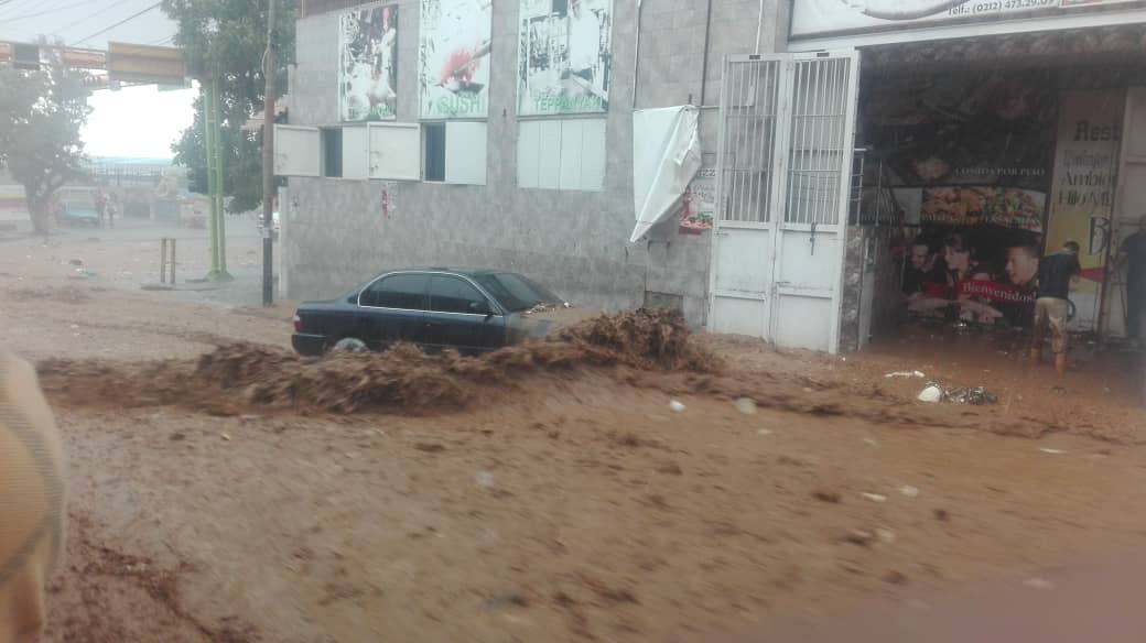 ESCALOFRIANTE: Las lluvias en Vargas y el fuerte caudal arrastra un vehículo (VIDEO)
