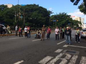 Abuelos trancaron la avenida Francisco de Miranda en Altamira para exigir pago de pensión (FOTOS Y VIDEO)