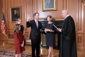 Kavanaugh prestó juramento en ceremonia privada como miembro de la Corte Suprema de EEUU