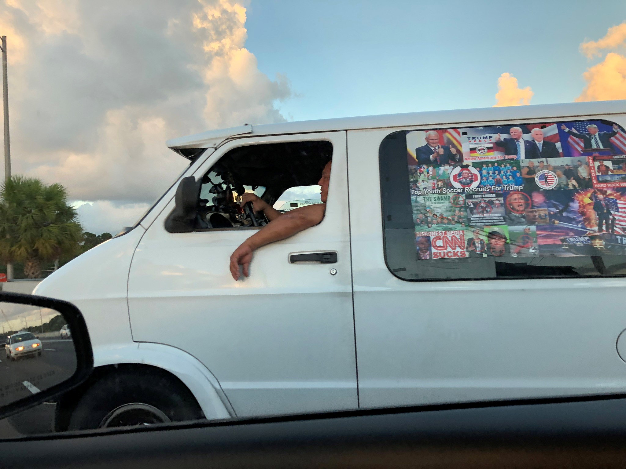 EN FOTOS: Sayoc, el sospechoso de los paquetes bomba, salía a pasear en su propio “Trump-Móvil”