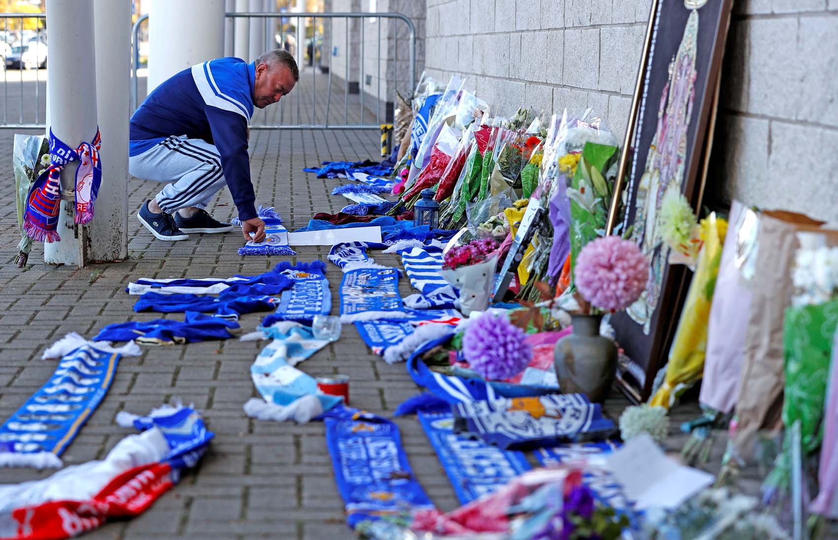 Flores, velas y mensajes de ánimos para el Leicester City tras el accidente