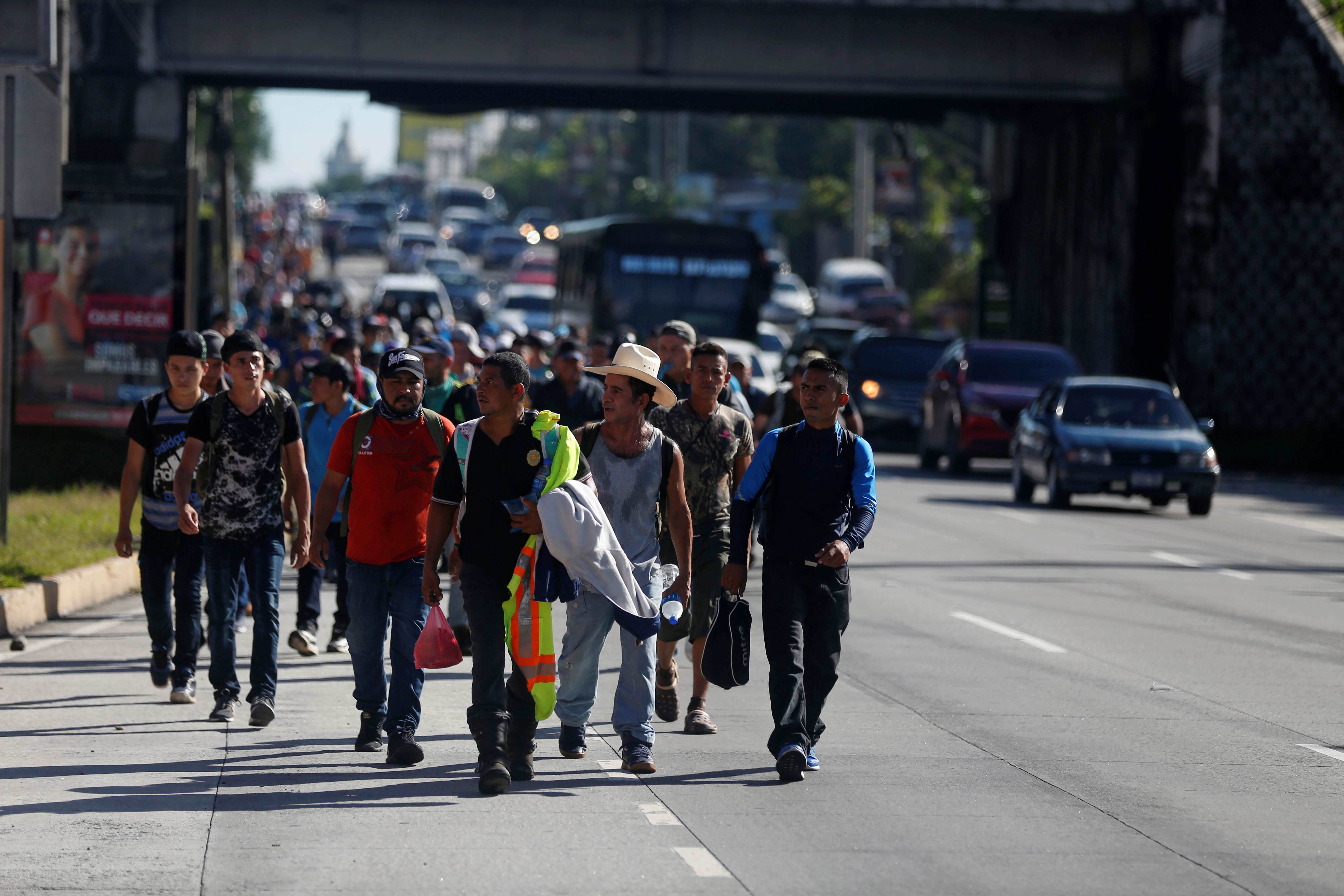 Segunda caravana migratoria ingresa a México y se entrega a las autoridades