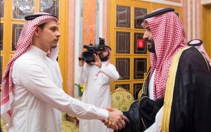 Hijo del periodista asesinado Khashoggi abandona Arabia Saudita