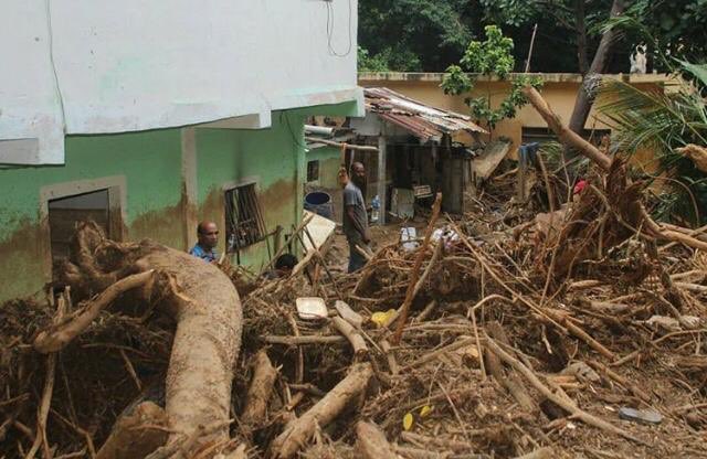 Así se quedó Puerto Carayaca luego de intensas lluvias (Video)