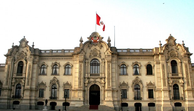 Hallan inconstitucional en Perú ley que prohíbe publicidad estatal en medios