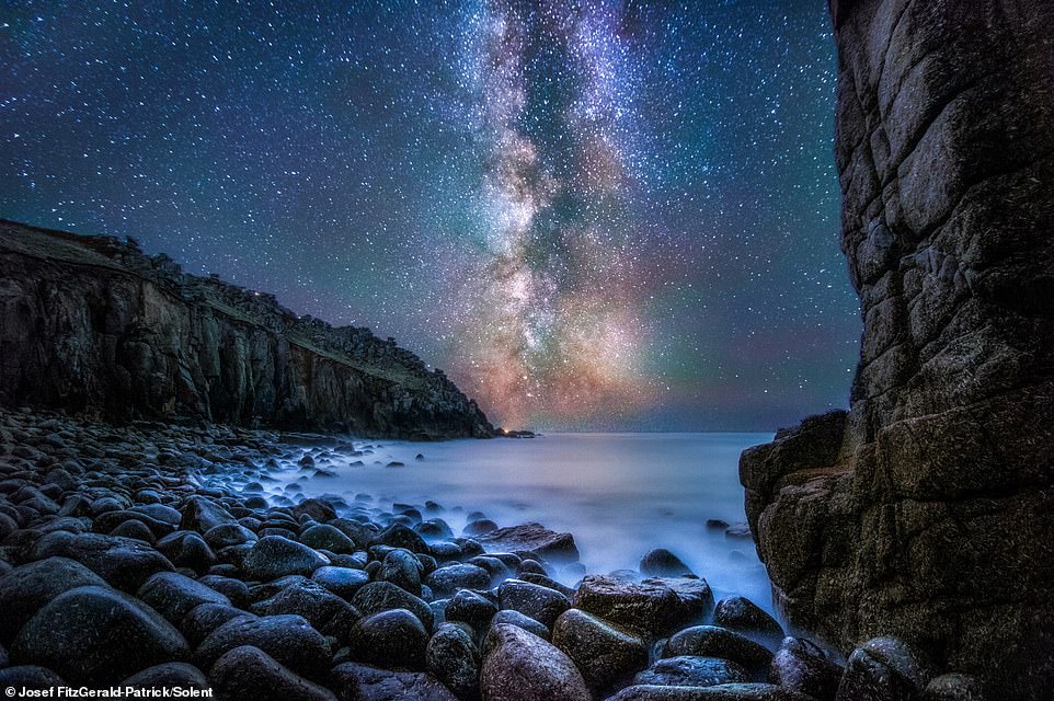 Hermosas e increíbles fotografías de la costa de Cornualles iluminada por la Vía Láctea