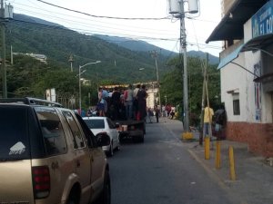 Protesta en Vargas por falta de transporte y alimentos #30Oct