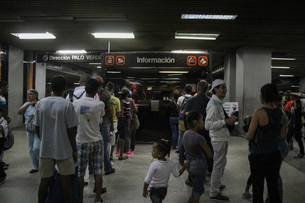 Por falta de personal el Metro de Caracas no cobra en las noches