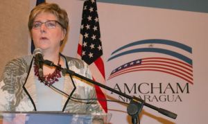 Embajadora de EEUU critica al sistema de salud y a la Policía de Nicaragua