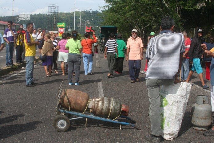 Tachirenses trancaron avenida Rotaria para exigir venta de gas