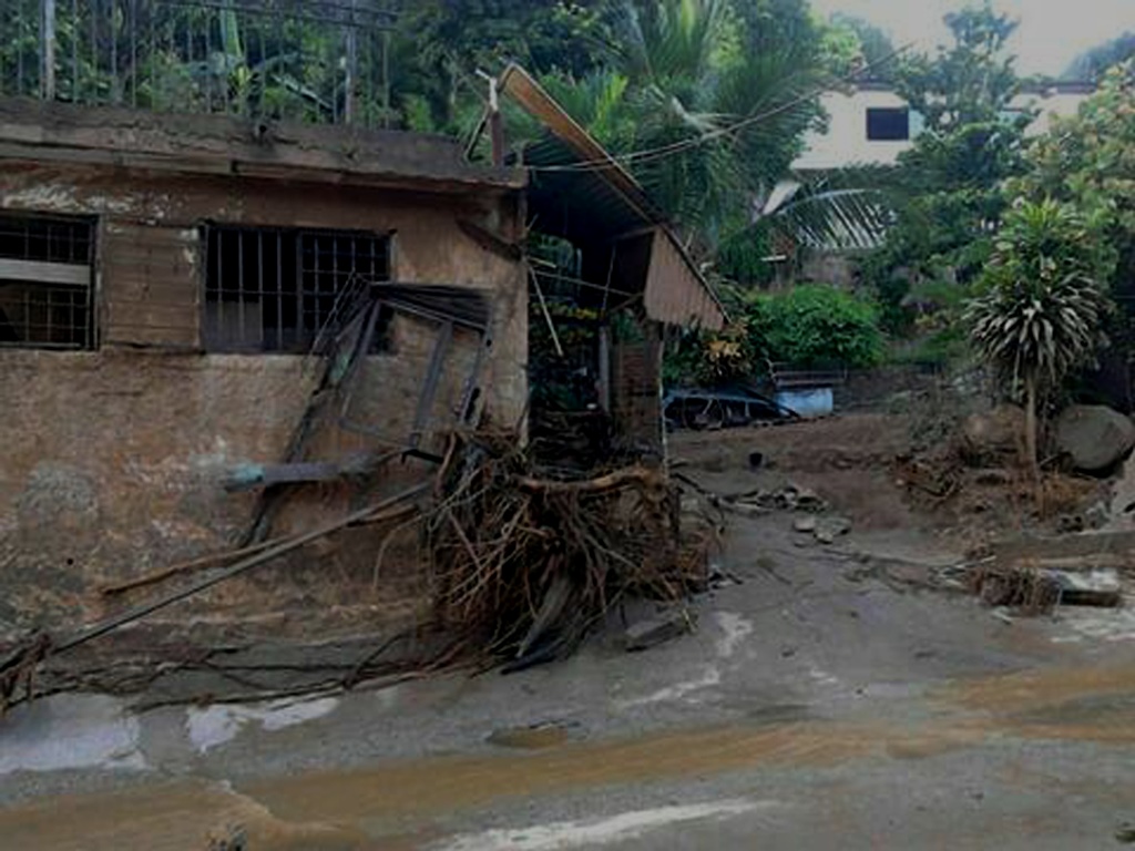 Lluvias dejan un muerto y 10 casas afectadas en Vargas