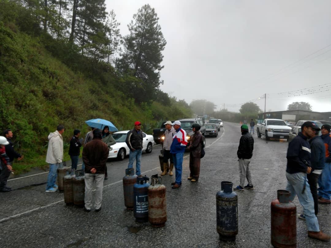 Protestan y cierran la carretera Jají en Mérida por falta de gas doméstico (Fotos) #22Oct