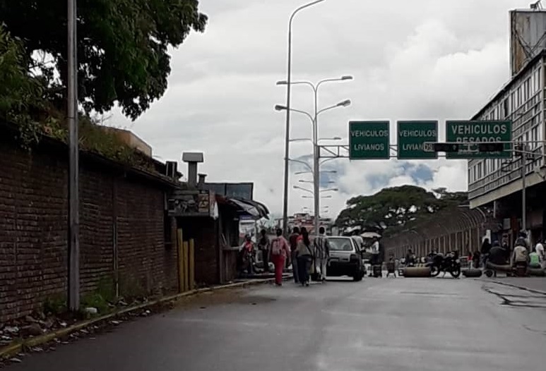 Vecinos de San Cristóbal cierran varias calles para exigir venta de gas doméstico #22Oct