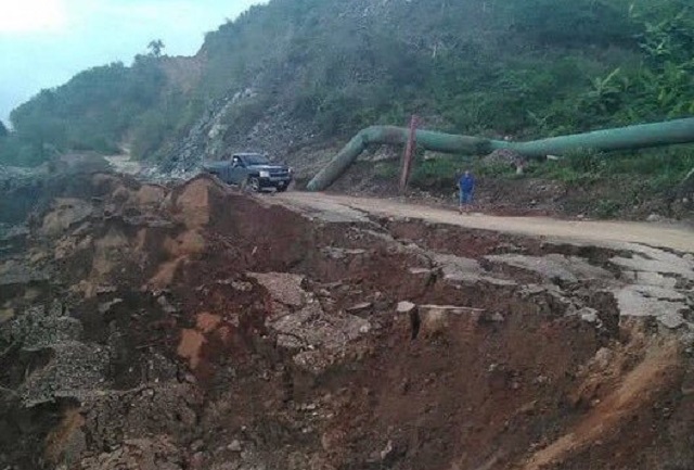 Caída la carretera que conduce a Oricao en el estado Vargas (Fotos)